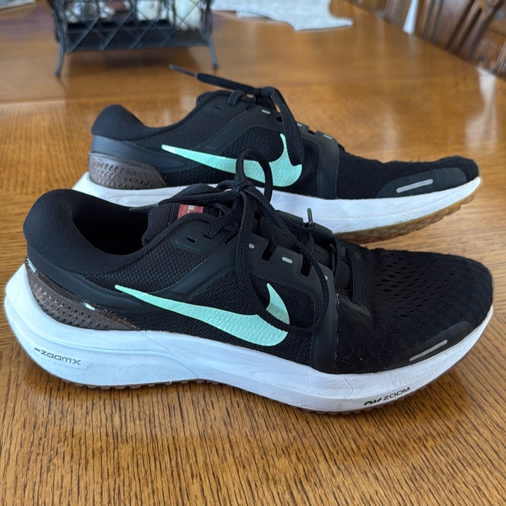 WOMEN’S NIKE VOMERO 16 SIZE 9 RUNNING SHOES